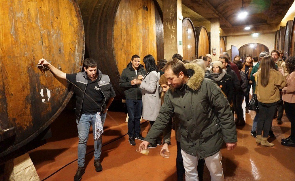 Ambiente en una sidrería vasca, todo lo que necesitas saber para disfrutar